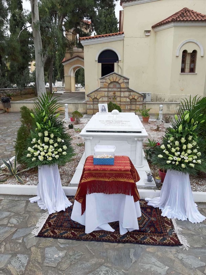 etisio arxieratiko mnimosyno makaristou mitropolitou pr n ionias kai filadelfeias kyrou konstantinou 010