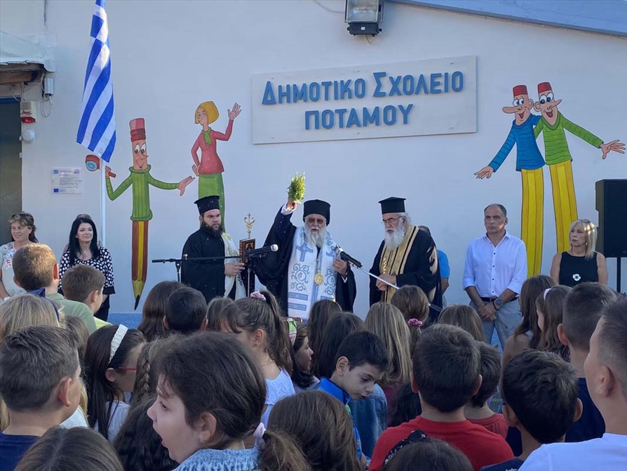 Ο ΜΗΤΡΟΠΟΛΙΤΗΣ ΚΕΡΚΥΡΑΣ ΣΤΟΥΣ ΑΓΙΑΣΜΟΥΣ ΤΩΝ ΣΧΟΛΕΙΩΝ 9